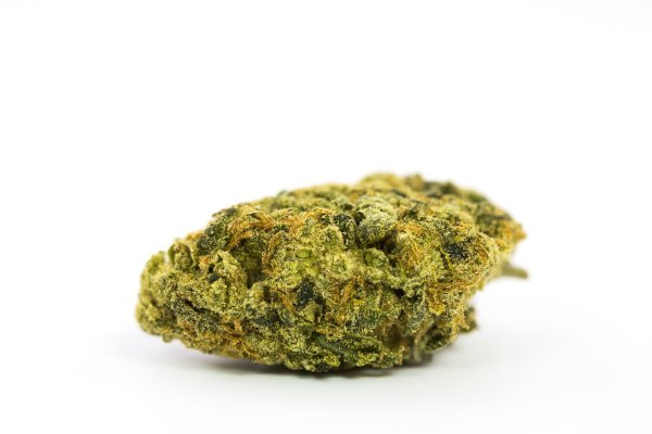 Nahaufnahme von Cannabis-Knospe mit kristallinen Trichomen und grün-gelber Färbung.